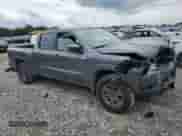2025 Nissan Frontier SV z VIN 1N6ED1FK4SN612861, wystawiony jako Copart lot #55233235 z przebiegiem 5 001 mil mil oraz Szkoda całkowita • Salvage title. Historia ofert i sprzedaży dostępna na DreamBid. Obrazek 4.