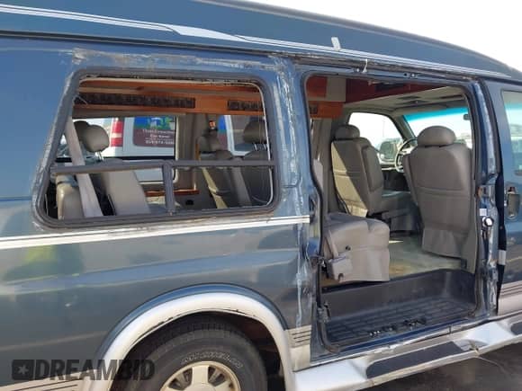 1999 Chevrolet Express z VIN 1GBFG15R6X1016165, wystawiony jako IAAI lot #43278799 z przebiegiem 225 670 mil mil oraz . Historia ofert i sprzedaży dostępna na DreamBid. Obrazek 13.