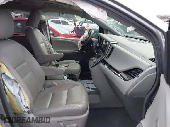 2017 Toyota Sienna XLE Auto Access Seat z VIN 5TDYZ3DC9HS795220, wystawiony jako IAAI lot #41641227 z przebiegiem 86 336 mil mil oraz . Historia ofert i sprzedaży dostępna na DreamBid. Obrazek 5.