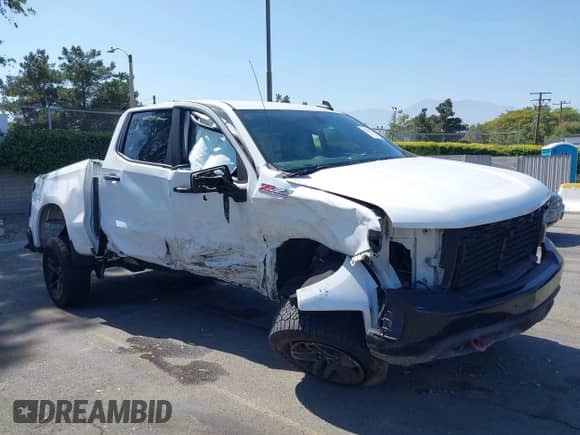 2022 Chevrolet Silverado 1500 Custom Trail Boss z VIN 3GCPYCEK4NG118395, wystawiony jako IAAI lot #42544321 z przebiegiem 90 545 mil mil oraz . Historia ofert i sprzedaży dostępna na DreamBid. Obrazek 1.