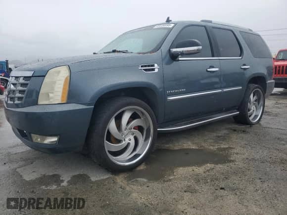 2009 Cadillac Escalade z VIN 1GYFC13279R243568, wystawiony jako Copart lot #49336995 z przebiegiem 166 290 mil mil oraz Szkoda całkowita • Salvage title. Historia ofert i sprzedaży dostępna na DreamBid. Obrazek 1.