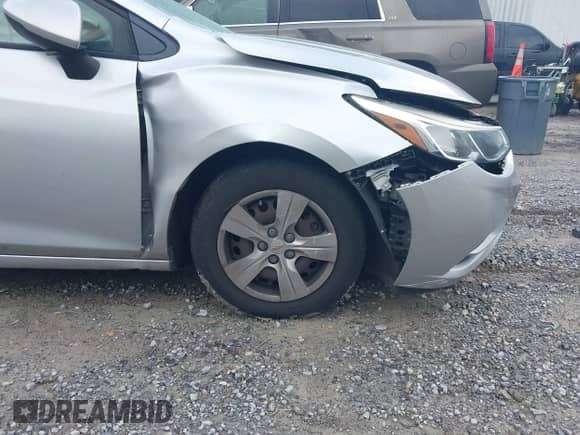 2018 Chevrolet Cruze LS с VIN 1G1BC5SM8J7111460, выставлен на аукционе IAAI как лот 41209427 с пробегом 89 637 миль миль и . История ставок и продаж доступна на DreamBid. Изображение 20.