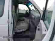 2002 Ford Econoline Cargo z VIN 1FTNE24L92HB25610, wystawiony jako IAAI lot #43459276 z przebiegiem 37 961 mil mil oraz . Historia ofert i sprzedaży dostępna na DreamBid. Obrazek 5.