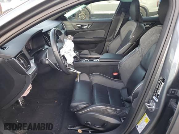 2019 Volvo S60 R-Design z VIN 7JR102FM8KG003945, wystawiony jako Copart lot #81183193 z przebiegiem 42 874 mil mil oraz . Historia ofert i sprzedaży dostępna na DreamBid. Obrazek 7.