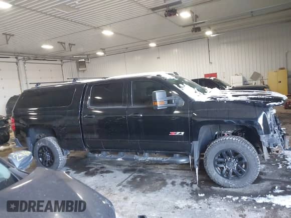 2017 Chevrolet Silverado 2500HD LTZ z VIN 1GC1KWEG1HF160081, wystawiony jako IAAI lot #41536283 z przebiegiem 155 065 mil mil oraz . Historia ofert i sprzedaży dostępna na DreamBid. Obrazek 13.