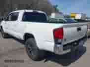 2021 Toyota Tacoma SR5 z VIN 3TMDZ5BN4MM118505, wystawiony jako IAAI lot #41920089 z przebiegiem 30 693 mil mil oraz . Historia ofert i sprzedaży dostępna na DreamBid. Obrazek 3.