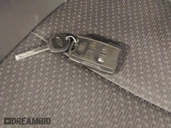 2019 Chevrolet Silverado 1500 Work Truck z VIN 1GCPYAEHXKZ222247, wystawiony jako IAAI lot #42457670 z przebiegiem 83 767 mil mil oraz . Historia ofert i sprzedaży dostępna na DreamBid. Obrazek 11.