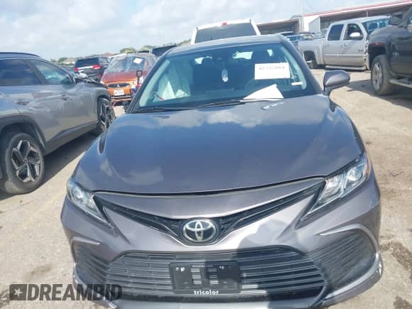2021 Toyota Camry LE z VIN 4T1C11AK6MU594216, wystawiony jako IAAI lot #42732884 z przebiegiem 102 694 mil mil oraz . Historia ofert i sprzedaży dostępna na DreamBid. Obrazek 11.