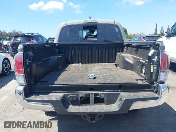 2023 Toyota Tacoma SR5 z VIN 3TMCZ5AN8PM589977, wystawiony jako IAAI lot #43145534 z przebiegiem Nie podano mil oraz . Historia ofert i sprzedaży dostępna na DreamBid. Obrazek 17.