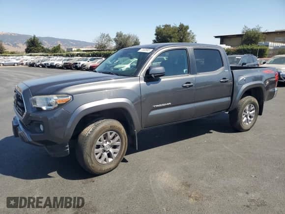 2018 Toyota Tacoma SR5 z VIN 3TMAZ5CN0JM059076, wystawiony jako Copart lot #71305965 z przebiegiem 80 502 mil mil oraz Szkoda całkowita • Salvage title. Historia ofert i sprzedaży dostępna na DreamBid. Obrazek 1.