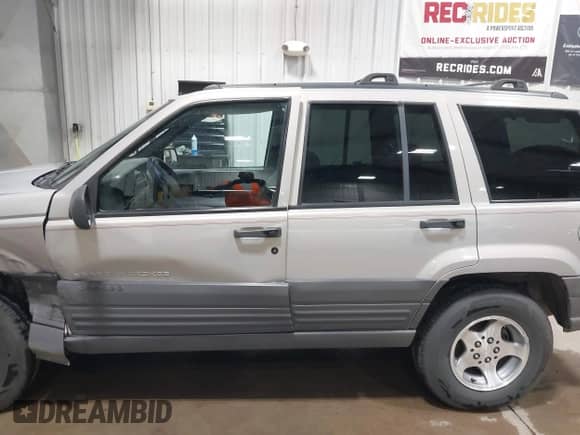 1996 Jeep Grand Cherokee Laredo z VIN 1J4GZ58S5TC293897, wystawiony jako IAAI lot #42435233 z przebiegiem 167 432 mil mil oraz . Historia ofert i sprzedaży dostępna na DreamBid. Obrazek 14.