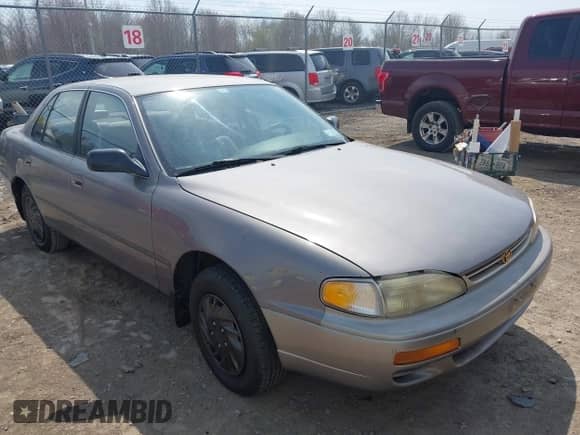 1995 Toyota Camry DX z VIN 4T1SK11E8SU586716, wystawiony jako IAAI lot #42116989 z przebiegiem 119 778 mil mil oraz . Historia ofert i sprzedaży dostępna na DreamBid. Obrazek 1.