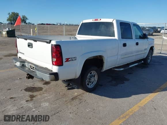 2007 Chevrolet Silverado 1500HD LS z VIN 1GCGK13U27F172888, wystawiony jako IAAI lot #43312240 z przebiegiem 134 399 mil mil oraz . Historia ofert i sprzedaży dostępna na DreamBid. Obrazek 4.