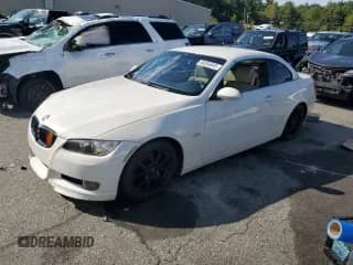 2007 BMW 3 Series 328i z VIN WBAWL13587PX14441, wystawiony jako Copart lot #80356045 z przebiegiem 128 596 mil mil oraz Czysty tytuł • Clean title. Historia ofert i sprzedaży dostępna na DreamBid. Obrazek 1.