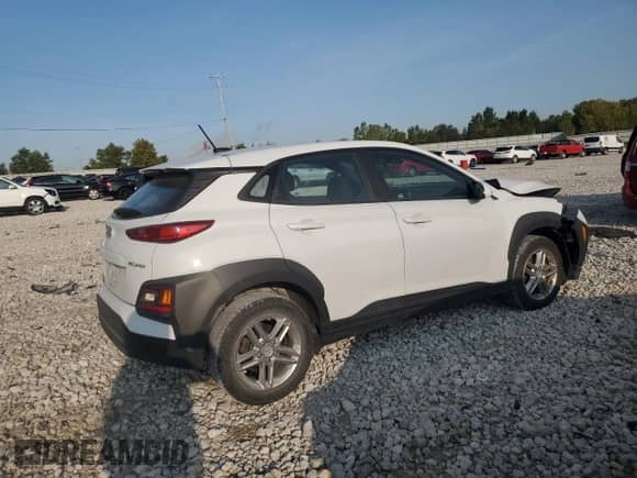 2021 Hyundai Kona SE z VIN KM8K12AA6MU602727, wystawiony jako Copart lot #71481895 z przebiegiem 79 618 mil mil oraz Nie do naprawy • Non repairable. Historia ofert i sprzedaży dostępna na DreamBid. Obrazek 3.