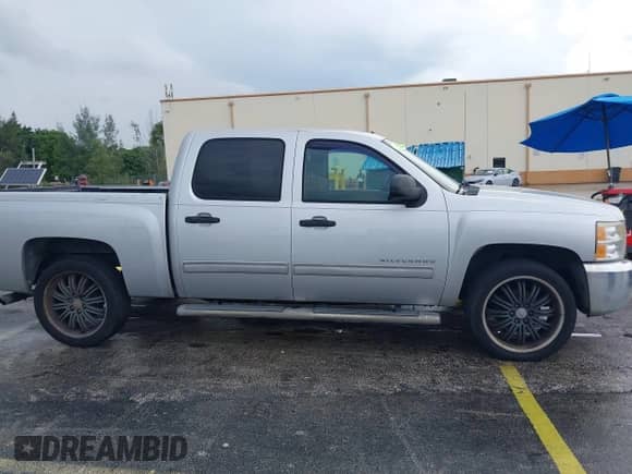 2013 Chevrolet Silverado 1500 LS z VIN 3GCPCREA3DG285970, wystawiony jako IAAI lot #43182821 z przebiegiem 289 384 mil mil oraz . Historia ofert i sprzedaży dostępna na DreamBid. Obrazek 13.