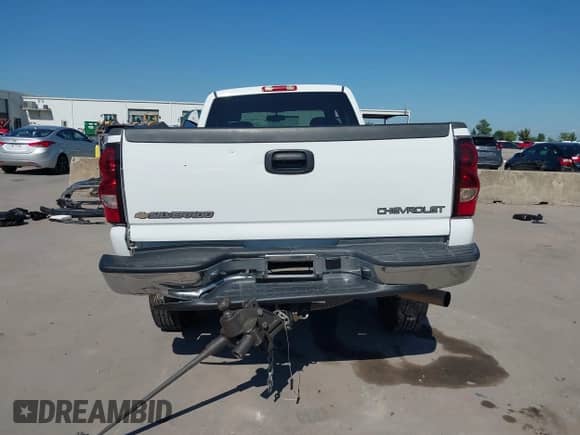 2005 Chevrolet Silverado 2500HD LS с VIN 1GCHC292X5E327722, выставлен на аукционе IAAI как лот 43139356 с пробегом Не указан миль и . История ставок и продаж доступна на DreamBid. Изображение 16.