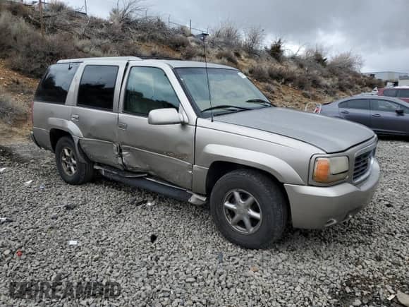 2000 Cadillac Escalade z VIN 1GYEK13RXYR103671, wystawiony jako Copart lot #48146125 z przebiegiem 271 195 mil mil oraz Szkoda całkowita • Salvage title. Historia ofert i sprzedaży dostępna na DreamBid. Obrazek 4.
