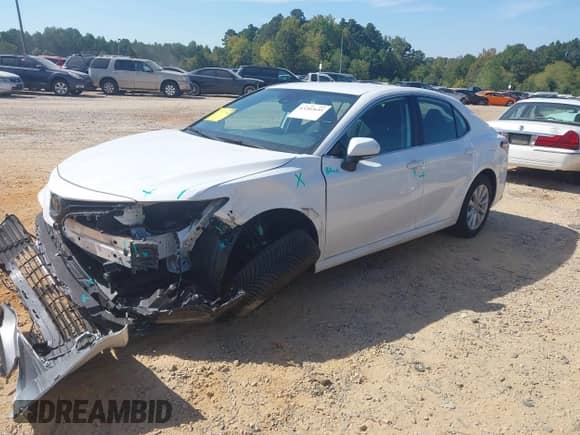 2020 Toyota Camry LE z VIN 4T1L11AK2LU999293, wystawiony jako IAAI lot #43202655 z przebiegiem 52 070 mil mil oraz . Historia ofert i sprzedaży dostępna na DreamBid. Obrazek 17.