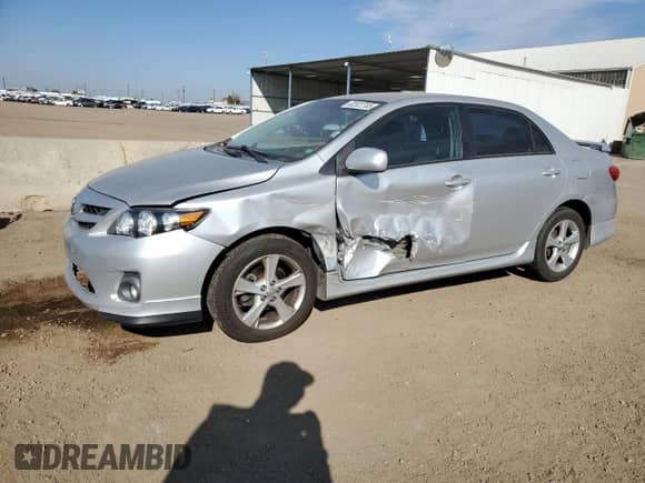 2011 Toyota Corolla L z VIN 2T1BU4EE5BC599138, wystawiony jako Copart lot #82522705 z przebiegiem 122 109 mil mil oraz Szkoda całkowita • Salvage title. Historia ofert i sprzedaży dostępna na DreamBid. Obrazek 1.