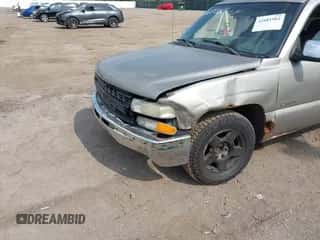 2002 Chevrolet Silverado 1500 LS z VIN 2GCEC19T121299523, wystawiony jako IAAI lot #42681962 z przebiegiem Nie podano mil oraz . Historia ofert i sprzedaży dostępna na DreamBid. Obrazek 6.