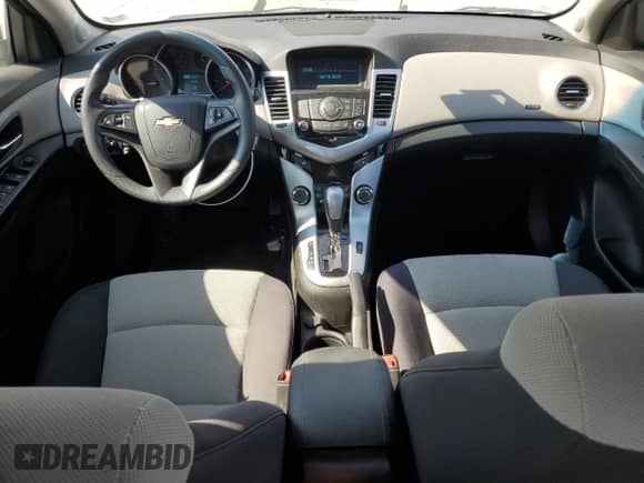 2015 Chevrolet Cruze LS z VIN 1G1PA5SH5F7243033, wystawiony jako Copart lot #71173455 z przebiegiem 80 793 mil mil oraz Czysty tytuł • Clean title. Historia ofert i sprzedaży dostępna na DreamBid. Obrazek 8.