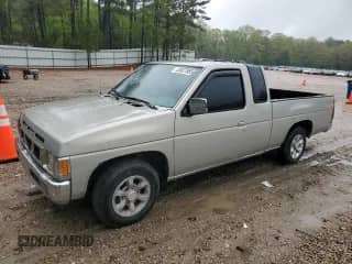 1996 Nissan Frontier XE z VIN 1N6SD16SXTC308255, wystawiony jako Copart lot #53027865 z przebiegiem 299 424 mil mil oraz Czysty tytuł • Clean title. Historia ofert i sprzedaży dostępna na DreamBid. Obrazek 1.