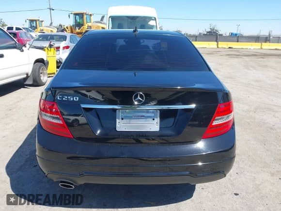 2014 Mercedes-Benz C 250 Sport с VIN WDDGF4HB3EG241520, выставлен на аукционе IAAI как лот 43016977 с пробегом 89 674 миль миль и . История ставок и продаж доступна на DreamBid. Изображение 17.