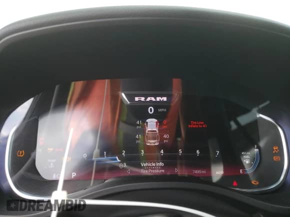 2025 Ram 1500 Big Horn z VIN 1C6RREBP9SN696875, wystawiony jako Copart lot #70858135 z przebiegiem 7 499 mil mil oraz Szkoda całkowita • Salvage title. Historia ofert i sprzedaży dostępna na DreamBid. Obrazek 9.