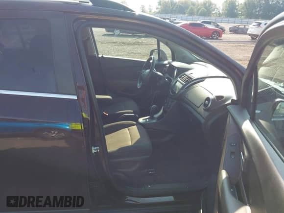 2015 Chevrolet Trax LT z VIN KL7CJLSB6FB115464, wystawiony jako IAAI lot #42995772 z przebiegiem 96 663 mil mil oraz . Historia ofert i sprzedaży dostępna na DreamBid. Obrazek 5.