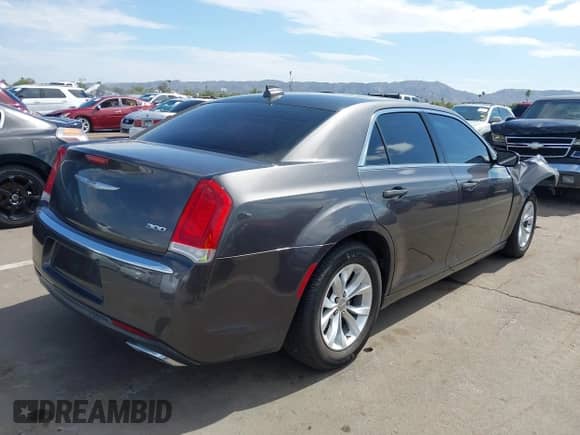 2015 Chrysler 300 Limited z VIN 2C3CCAAG3FH828879, wystawiony jako IAAI lot #43412276 z przebiegiem 166 980 mil mil oraz . Historia ofert i sprzedaży dostępna na DreamBid. Obrazek 4.