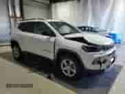 2023 Jeep Compass Latitude z VIN 3C4NJDBN5PT561715, wystawiony jako Copart lot #87426465 z przebiegiem 49 068 mil mil oraz Czysty tytuł • Clean title. Historia ofert i sprzedaży dostępna na DreamBid. Obrazek 4.