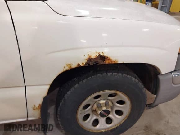 2005 GMC Sierra 1500 Work Truck z VIN 1GTEC14XX5Z120398, wystawiony jako IAAI lot #41889905 z przebiegiem 201 414 mil mil oraz . Historia ofert i sprzedaży dostępna na DreamBid. Obrazek 13.