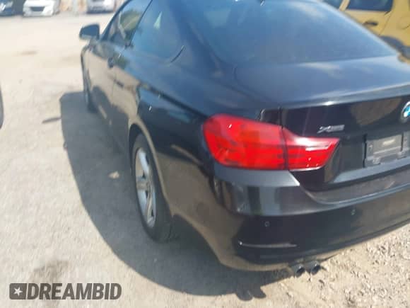 2014 BMW 4 Series 428i xDrive z VIN WBA3N5C52EF716998, wystawiony jako IAAI lot #42548467 z przebiegiem 212 418 mil mil oraz . Historia ofert i sprzedaży dostępna na DreamBid. Obrazek 3.