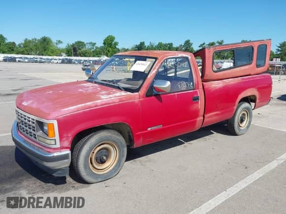 1988 Chevrolet Silverado 2500 z VIN 1GCFC24H6JZ151273, wystawiony jako IAAI lot #42625042 z przebiegiem 87 026 mil mil oraz . Historia ofert i sprzedaży dostępna na DreamBid. Obrazek 2.