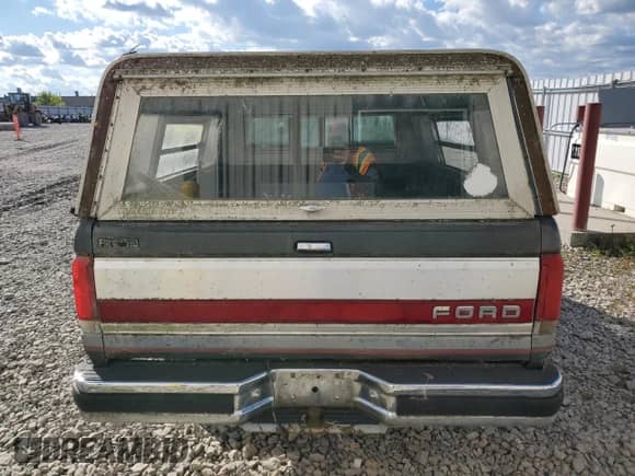 1990 Ford F-150 z VIN 1FTEF15N1LKB17139, wystawiony jako Copart lot #71880524 z przebiegiem 58 588 mil mil oraz Czysty tytuł • Clean title. Historia ofert i sprzedaży dostępna na DreamBid. Obrazek 6.