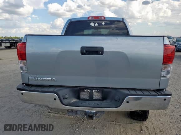 2013 Toyota Tundra Platinum с VIN 5TFFY5F10DX145553, выставлен на аукционе Copart как лот 82311405 с пробегом 142 592 миль миль и Списание • Salvage title. История ставок и продаж доступна на DreamBid. Изображение 6.