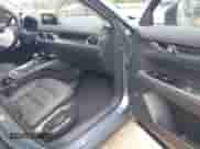2025 Mazda CX-5 S Carbon Edition z VIN JM3KFBCM5S0702469, wystawiony jako IAAI lot #43076943 z przebiegiem 725 mil mil oraz . Historia ofert i sprzedaży dostępna na DreamBid. Obrazek 5.