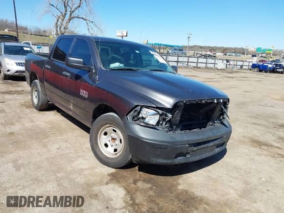 2018 Ram 1500 Tradesman z VIN 1C6RR6KG4JS293862, wystawiony jako IAAI lot #41545757 z przebiegiem 106 627 mil mil oraz . Historia ofert i sprzedaży dostępna na DreamBid. Obrazek 1.