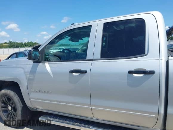 2015 Chevrolet Silverado 1500 LT z VIN 1GCVKREH9FZ230255, wystawiony jako IAAI lot #42810946 z przebiegiem 131 323 mil mil oraz . Historia ofert i sprzedaży dostępna na DreamBid. Obrazek 14.