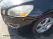 2013 Volvo S60 T5 Premier z VIN YV1612FS0D1213942, wystawiony jako IAAI lot #42667474 z przebiegiem 175 094 mil mil oraz . Historia ofert i sprzedaży dostępna na DreamBid. Obrazek 6.