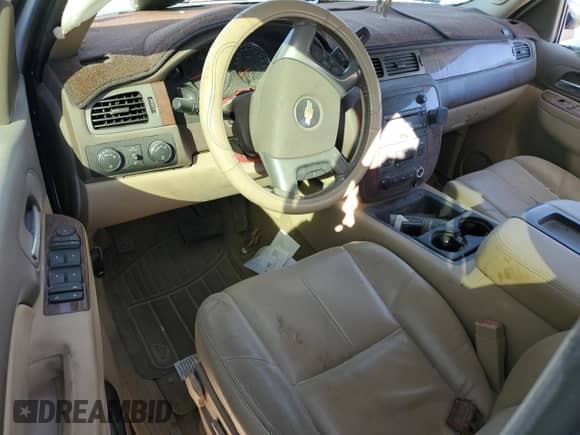 2010 Chevrolet Avalanche LT z VIN 3GNVKFE05AG195254, wystawiony jako Copart lot #87195484 z przebiegiem Nie podano mil oraz Szkoda całkowita • Salvage title. Historia ofert i sprzedaży dostępna na DreamBid. Obrazek 8.