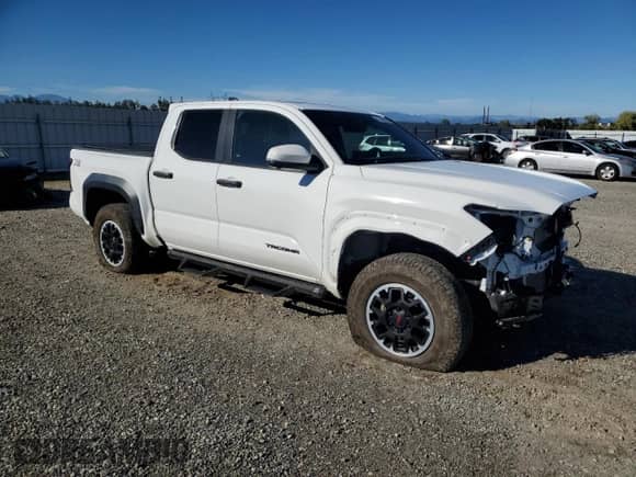 2024 Toyota Tacoma TRD Off Road with VIN 3TMLB5JN8RM013149, listed as a Copart auction lot 82496085 with 21,215 mi miles and Salvage title. Bid and sale history available at DreamBid. Image 4.