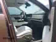 2024 Hyundai Santa Fe Calligraphy z VIN 5NMP54GLXRH030997, wystawiony jako IAAI lot #42754702 z przebiegiem 27 740 mil mil oraz . Historia ofert i sprzedaży dostępna na DreamBid. Obrazek 5.