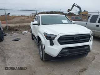 2024 Toyota Tacoma SR5 z VIN 3TMKB5FN0RM008886, wystawiony jako IAAI lot #41631663 z przebiegiem 5 586 mil mil oraz . Historia ofert i sprzedaży dostępna na DreamBid. Obrazek 1.