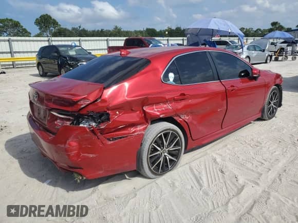 2023 Toyota Camry SE z VIN 4T1G11AK7PU120197, wystawiony jako Copart lot #69823055 z przebiegiem 55 573 mil mil oraz Szkoda całkowita • Salvage title. Historia ofert i sprzedaży dostępna na DreamBid. Obrazek 3.