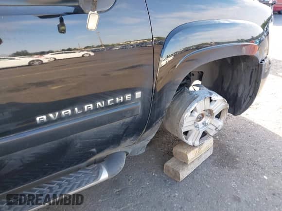 2007 Chevrolet Avalanche 3LT z VIN 3GNFK12387G232506, wystawiony jako IAAI lot #42855244 z przebiegiem 105 748 mil mil oraz . Historia ofert i sprzedaży dostępna na DreamBid. Obrazek 19.