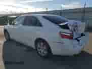 2007 Toyota Camry LE z VIN 4T1BK46K77U535943, wystawiony jako Copart lot #84710565 z przebiegiem 131 771 mil mil oraz Szkoda całkowita • Salvage title. Historia ofert i sprzedaży dostępna na DreamBid. Obrazek 2.