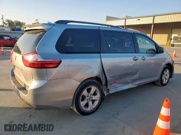 2018 Toyota Sienna LE with VIN 5TDKZ3DC7JS901370, listed as a Copart auction lot 84625955 with 101,568 mi miles and Salvage title. Bid and sale history available at DreamBid. Image 3.