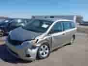 2017 Toyota Sienna L z VIN 5TDZZ3DC6HS799116, wystawiony jako IAAI lot #41977791 z przebiegiem 88 760 mil mil oraz . Historia ofert i sprzedaży dostępna na DreamBid. Obrazek 2.